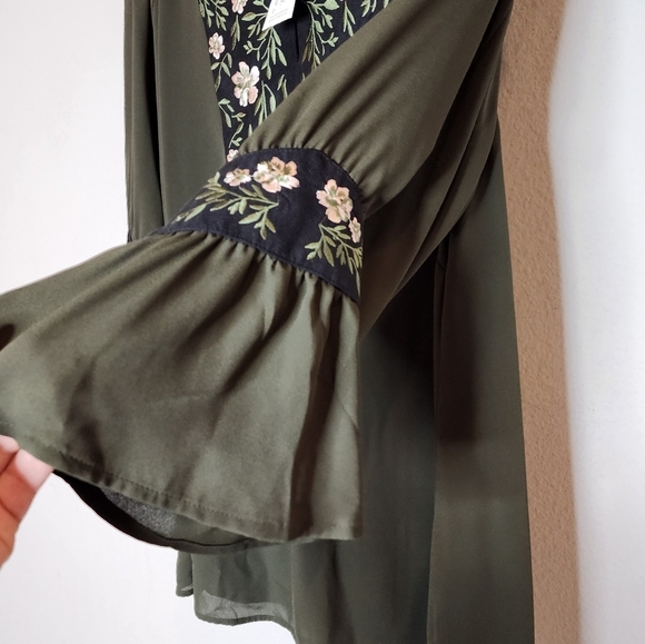 NWT style & co green floral embroidered flare sleeve blouse. Women's size 1X. - Picture 8 of 16
